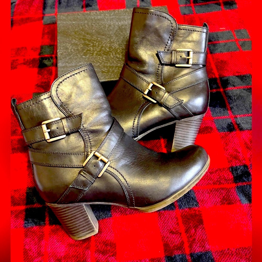 College, Women's Mid-Calf Waterproof Leather Boots ,Size 7 W, in great condition